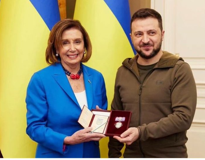 Chủ tịch Hạ viện Mỹ Nancy Pelosi gặp Tổng thống Ukraine Volodymyr Zelensky ngày 1/5/2022 (ảnh: Twitter).