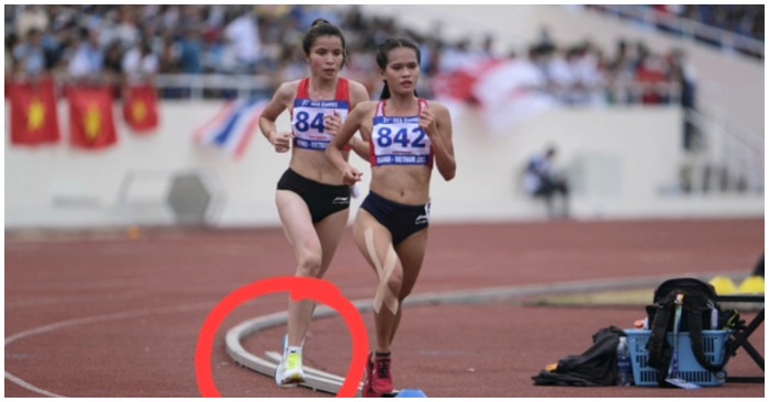Đôi giày Lò Thị Thanh (trái) đi để tham dự chạy 10.000m được cho là không đúng quy định (ảnh chụp màn hình trên báo Tuổi Trẻ).