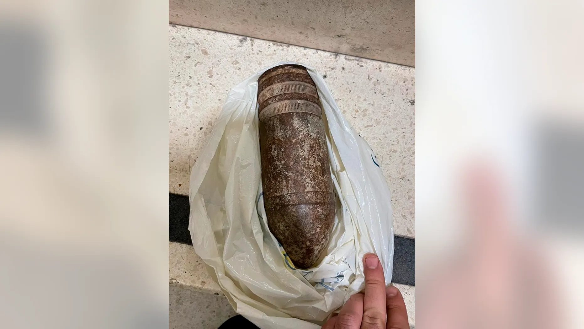 Quả đạn mà gia đình người Mỹ tìm thấy ở cao nguyên Golan, Israel (ảnh: AP).