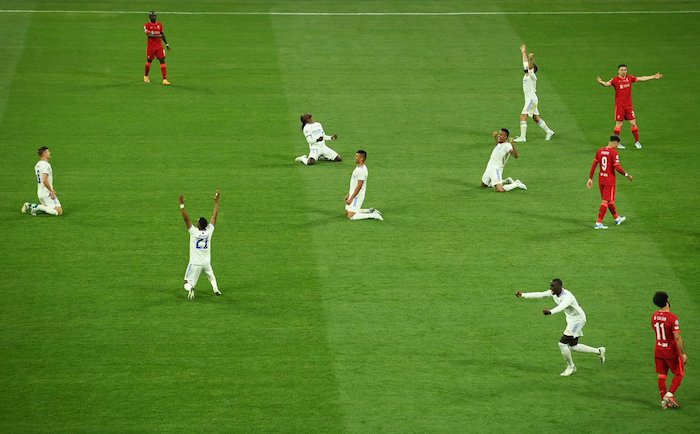 Các cầu thủ Real Madrid (áo trắng) vui mừng khi kết thúc trận thắng 1-0 trước Liverpool (ảnh: UEFA).