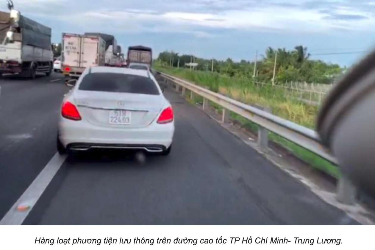 Xe cứu thương hú còi, nhiều ôtô vẫn không nhường đường trên cao tốc TP. HCM - Trung Lương