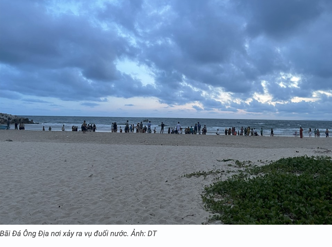 Bình Thuận: 4 du khách bị sóng cuốn khi tắm biển Mũi Né