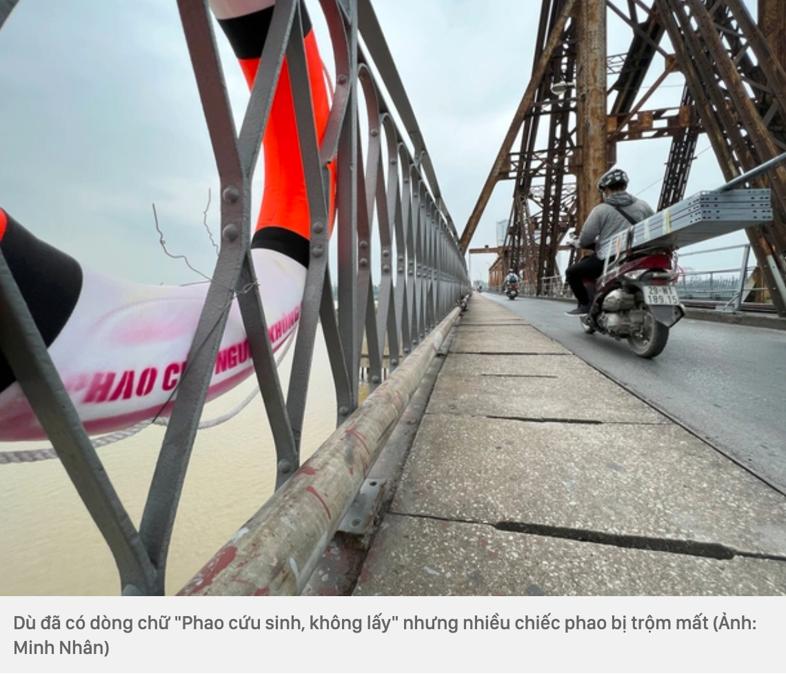 Vừa lắp đặt, nửa số phao cứu sinh trên các cây cầu qua sông Hồng bị lấy cắp