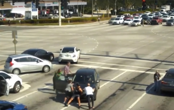 Video: Người qua đường xúm vào chặn ôtô của tài xế bất tỉnh
