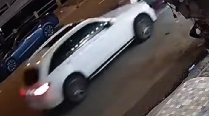 Tài xế lái xe Mercedes truy đuổi nhóm người, dẫn đến một người tử vong (ảnh chụp từ clip).