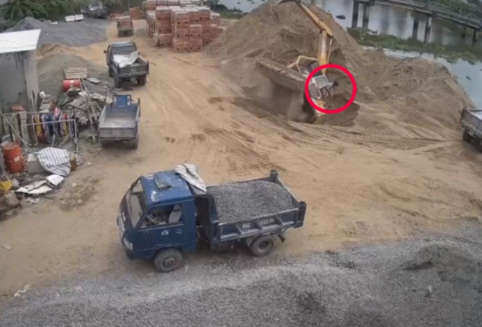 Video: Tài xế xe cẩu thoát nạn khi tòa nhà đổ sập bất ngờ dừng lại