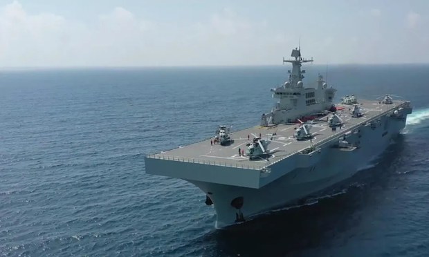 Tàu tấn công đổ bộ 075 của Trung Quốc hoạt động ở Biển Đông năm 2021 (ảnh chụp màn hình video).