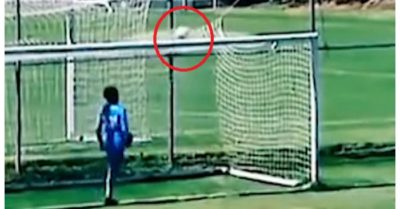 Video: Thủ môn ‘bất lực’ trước cú sút penalty cực ảo