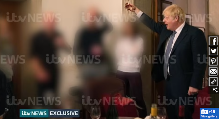 Thủ tướng Anh Boris Johnson uống rượu vào cuối năm 2020 khi những cuộc tụ tập như vậy bị cấm (ảnh chụp màn hình DailyMail).