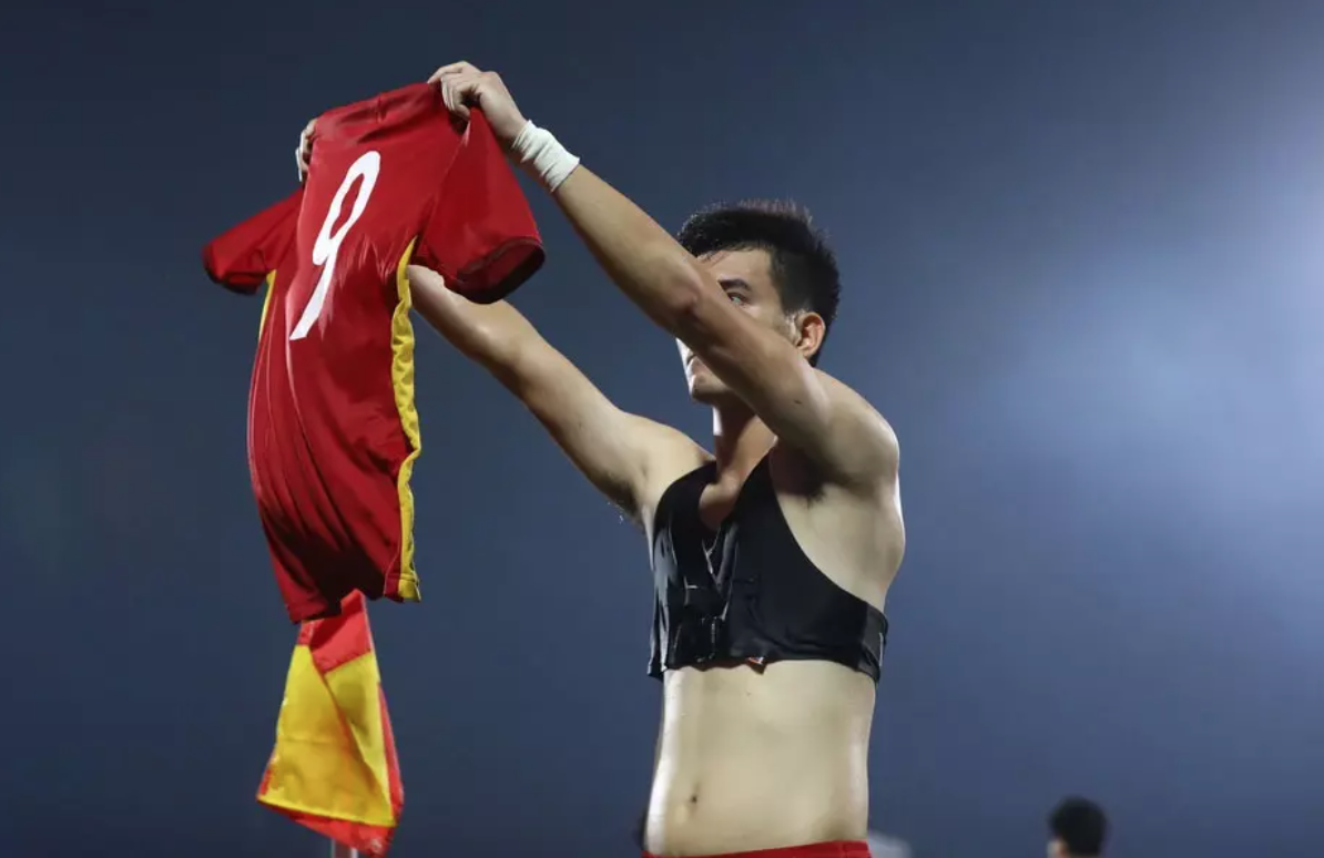 Tiến Linh cởi áo ăn mừng bàn thắng vào tối 19/5/2022 (ảnh chụp màn hình).