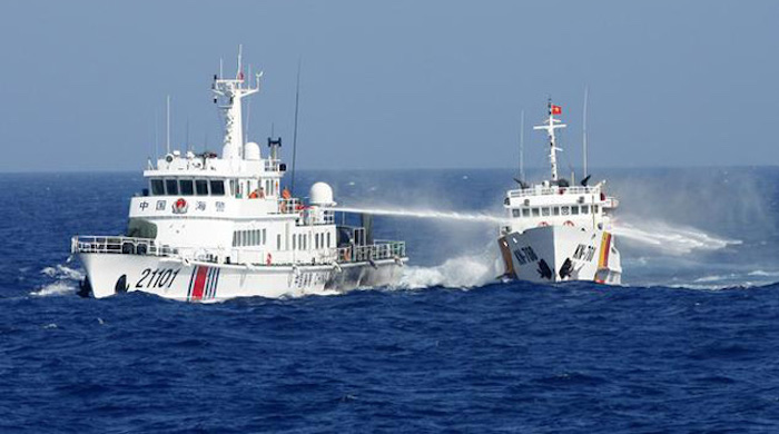 Hải cảnh Trung Quốc phun vòi rồng vào tàu Việt Nam trên vùng biển Hoàng Sa ở Biển Đông năm 2014 (ảnh: VTV).