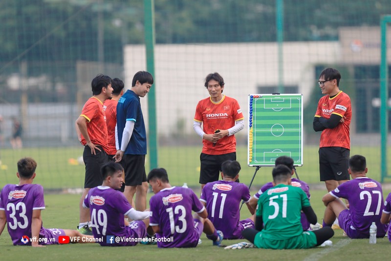 Huấn luyện viên Gong Oh-kyun (ở giữa) chọn hơn nửa đội hình vô địch SEA Games 31 cho U23 Việt Nam dự giải U23 châu Á (ảnh: VFF).