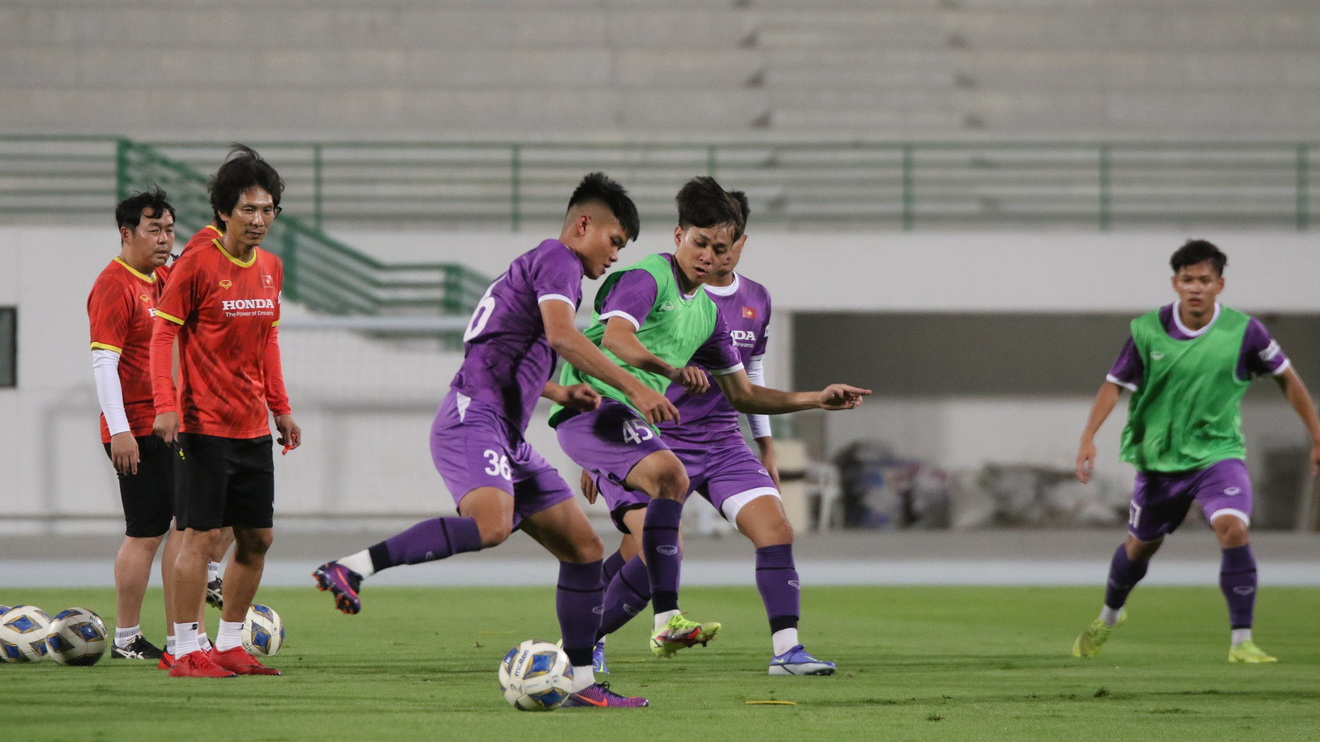 HLV Gong (bên trái) chỉ đạo các cầu thủ U23 Việt Nam chơi tấn công trong trận đấu với UAE, kết quả thua đậm ngày 29/5/2022 (ảnh: VFF).