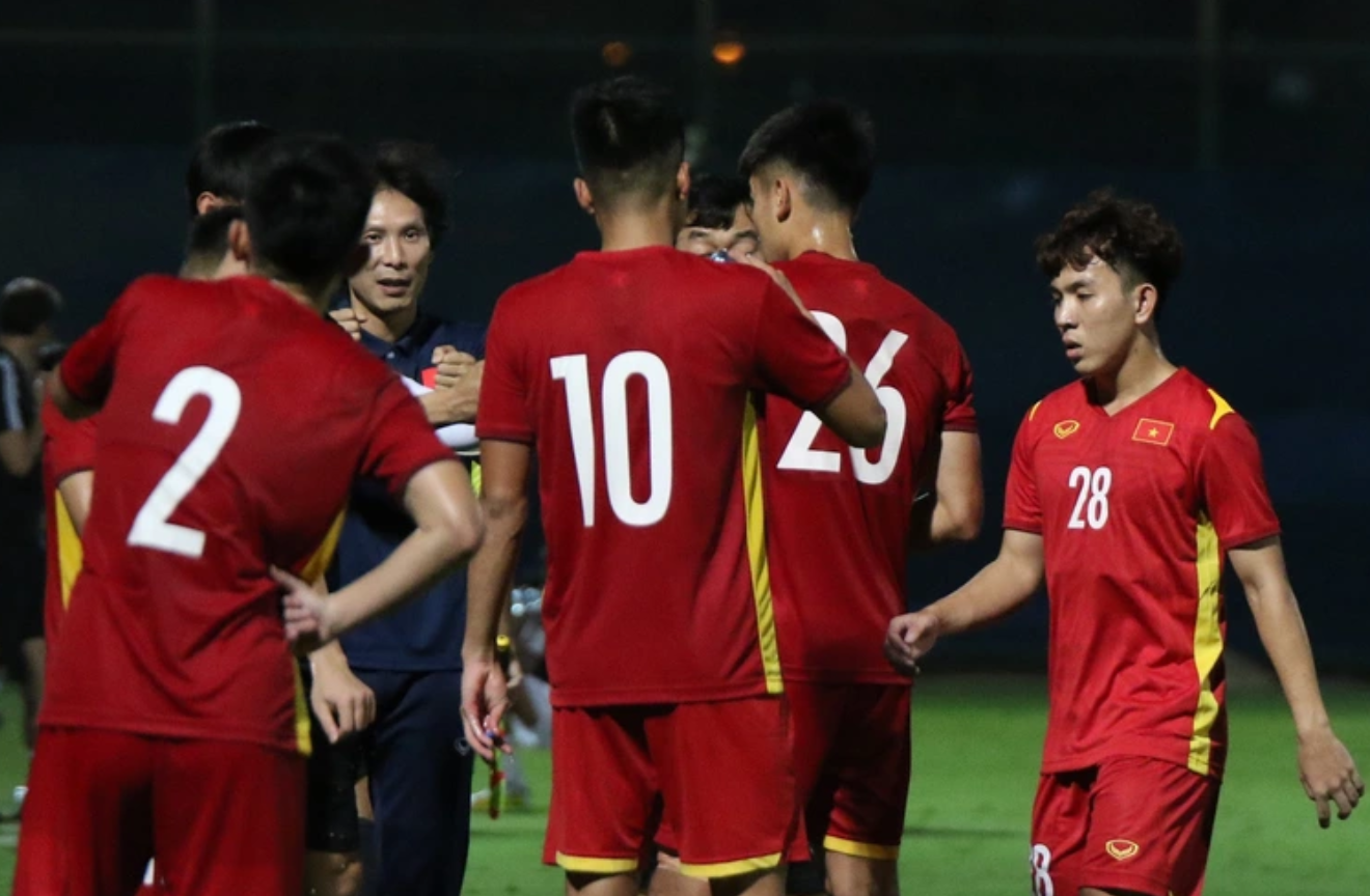 Thay đổi lối chơi của U23 Việt Nam có thể là điều mạo hiểm lớn đối với HLV Gong (ảnh chụp màn hình Dân trí).
