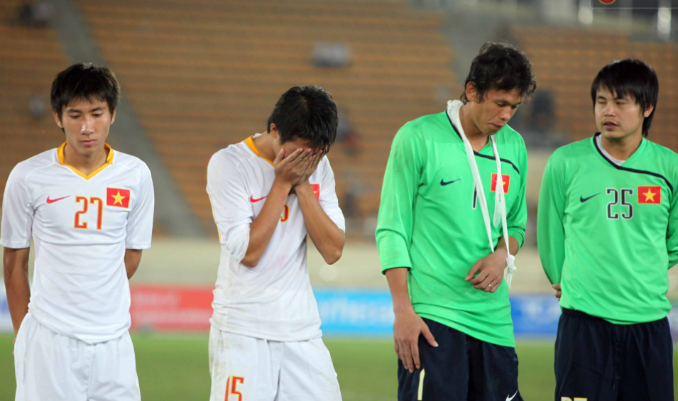 Mai Xuân Hợp ôm mặt, Tấn Trường thất thểu sau trận chung kết. U23 Việt Nam năm đó đã thi đấu tốt từ vòng bảng đến trước trận chung kết (ảnh chụp màn hình Kênh 14)
