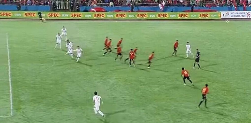 Tình huống hàng phòng ngự của Timor Leste dâng lên, khiến 6 cầu thủ U23 Việt Nam rơi vào thế việt vị (ảnh chụp màn hình).