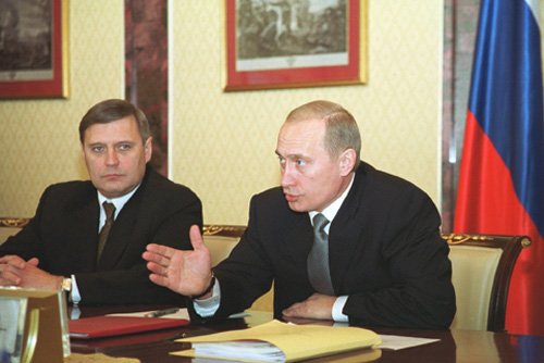 Ông Mikhail Kasyanov (bên trái) khi còn là Thủ tướng Nga trong chính quyền của Tổng thống Vladimir Putin ngày 12/10/2000 (ảnh: Điện Kremlin).