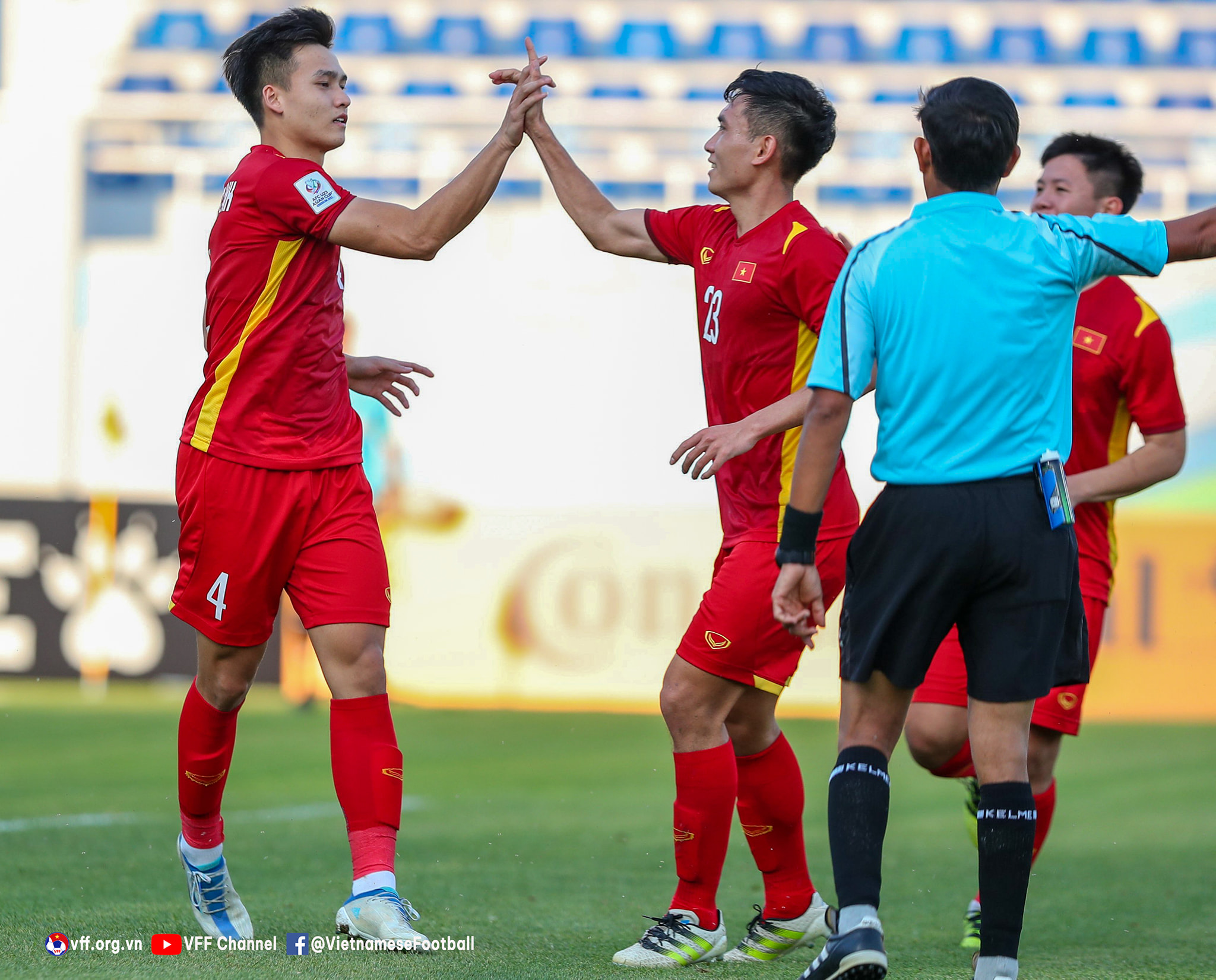 Việt Anh và đồng đội vui mừng với trận thắng 2-0 (ảnh VFF).