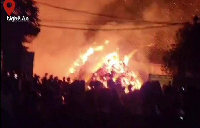 Cháy lớn tại Nghệ An tối 16/6/2022 (ảnh chụp màn hình video Dân trí).