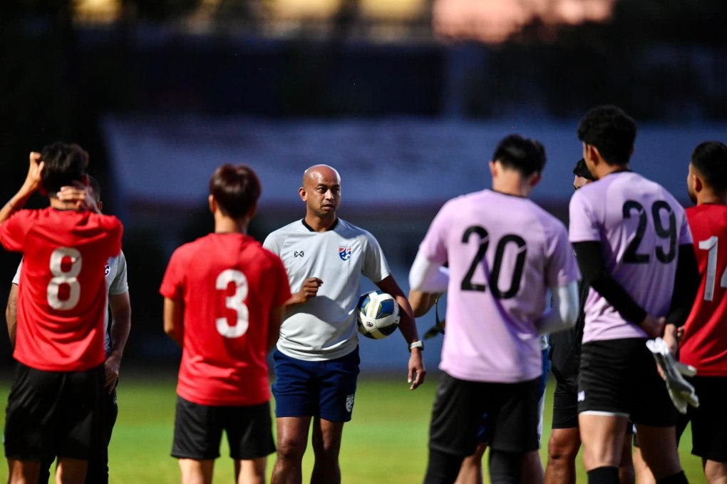 Trợ lý Promrut hướng dẫn cầu thủ Thái Lan tập luyện (ảnh FAT).