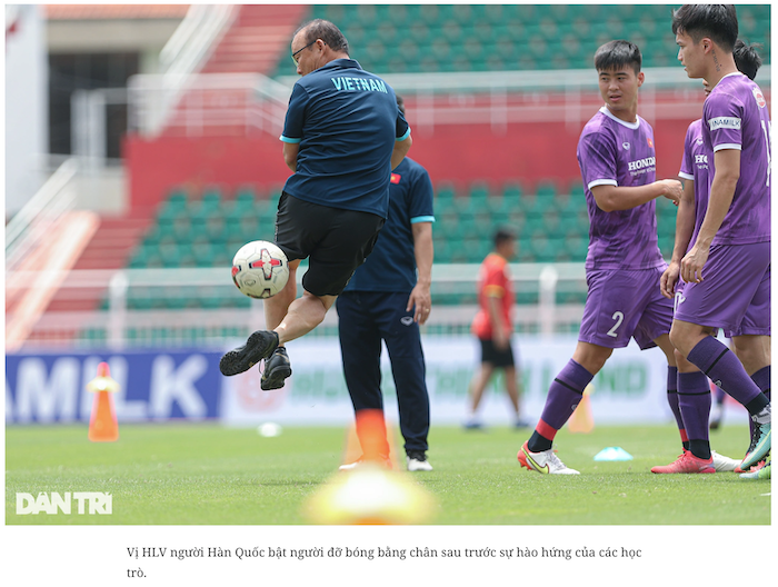 HLV Park Hang Seo trổ tài tâng bóng trong buổi tập với các cầu thủ Việt Nam trước trận giao hữu với Afghanistan (ảnh chụp màn hình Dân trí).