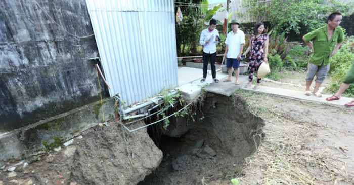 Một hố tử thần xuất hiện dưới móng nhà một hộ dân ở Nghệ An (ảnh chụp màn hình Tuổi Trẻ).