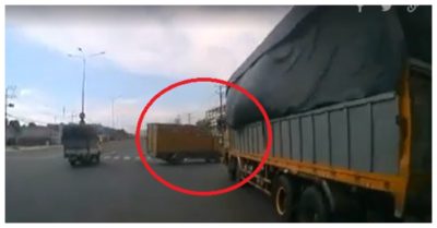 Video: Tài xế xe tải quay đầu kiểu ‘tự rước họa vào thân’