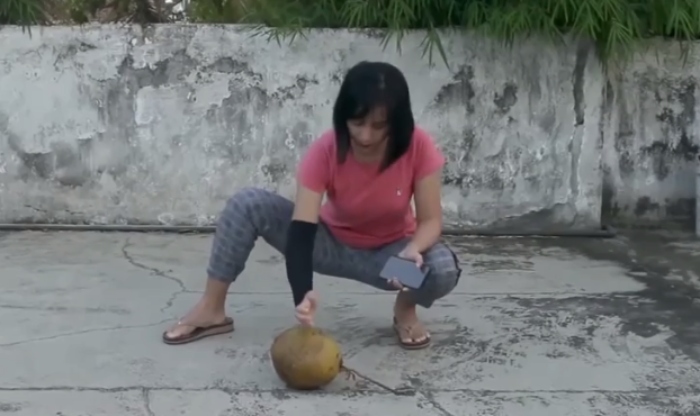 Video: Cô gái dùng tay không đấm vỡ quả sầu riêng