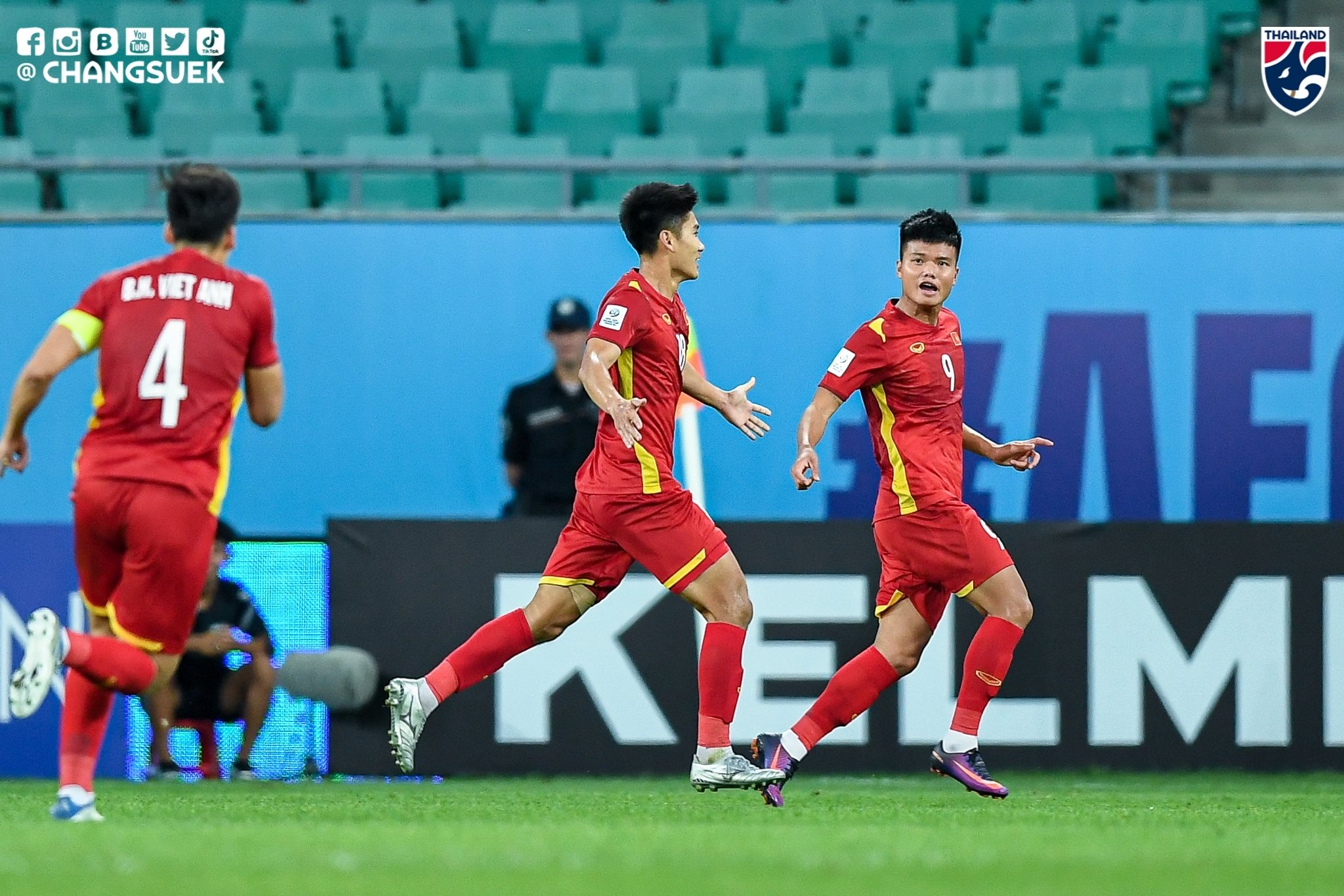 Việt Anh - Mạnh Dũng - Văn Tùng mừng bàn thắng nâng tỉ số lên 2-1.