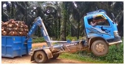 Video: Tài xế đưa thùng lên rơ-moóc xe tải có ‘1-0-2’