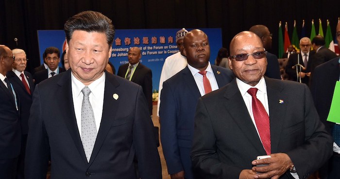 Chủ tịch Trung Quóc Tập Cận Bình và Tổng thống Nam Phi Jacob Zuma tại Sandton, Johannesburg, Nam Phi ngày 5/12/2015 (ảnh: GCIS). Trung Quốc gây ảnh hưởng nghiêm trọng tới giới truyền thông châu Phi.