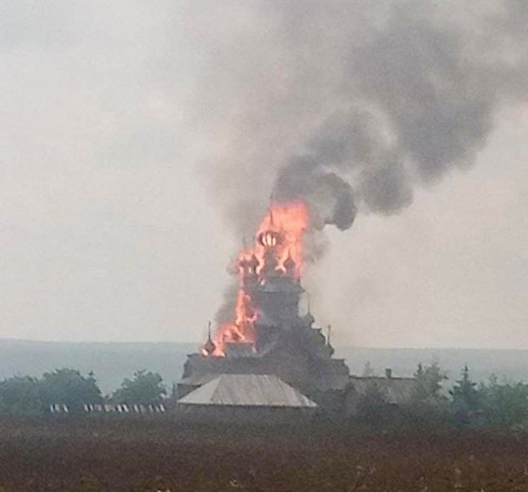 Nhà thờ chính của tu viện Svyatohirsk Lavra bốc cháy dữ dội (ảnh: Twitter).