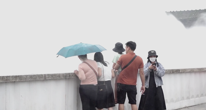 Người dân tham quan cảnh tượng xả lũ ở Thủy điện Hòa Bình (ảnh chụp màn hình).