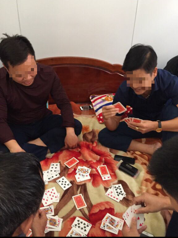 Hình ảnh nhiều cán bộ Đội TTGT huyện Thanh Oai (Hà Nội) đang đánh bài (ảnh độc giả cung cấp cho báo chí).