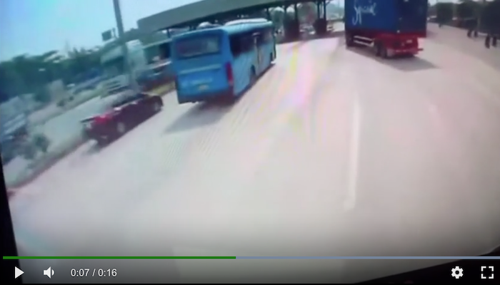 Xe con lật nhào vì xe buýt  và xe container bất ngờ chuyển làn (ảnh chụp từ video).